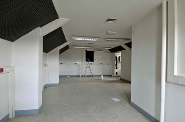 <p>Overloop van de zolders van de westelijke vleugels. Het luik rechtdoor geeft toegang tot de kap van de westvleugel. </p>
